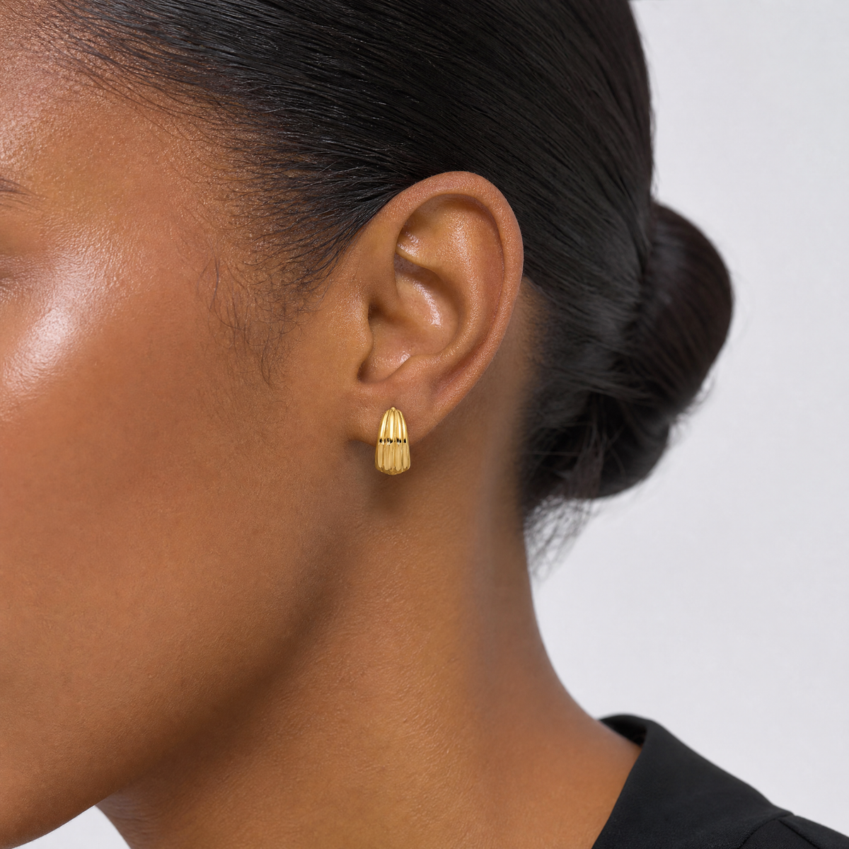 Leslie's 14K Polished/Grooved Round Huggie Hoop Earrings - Model Shot