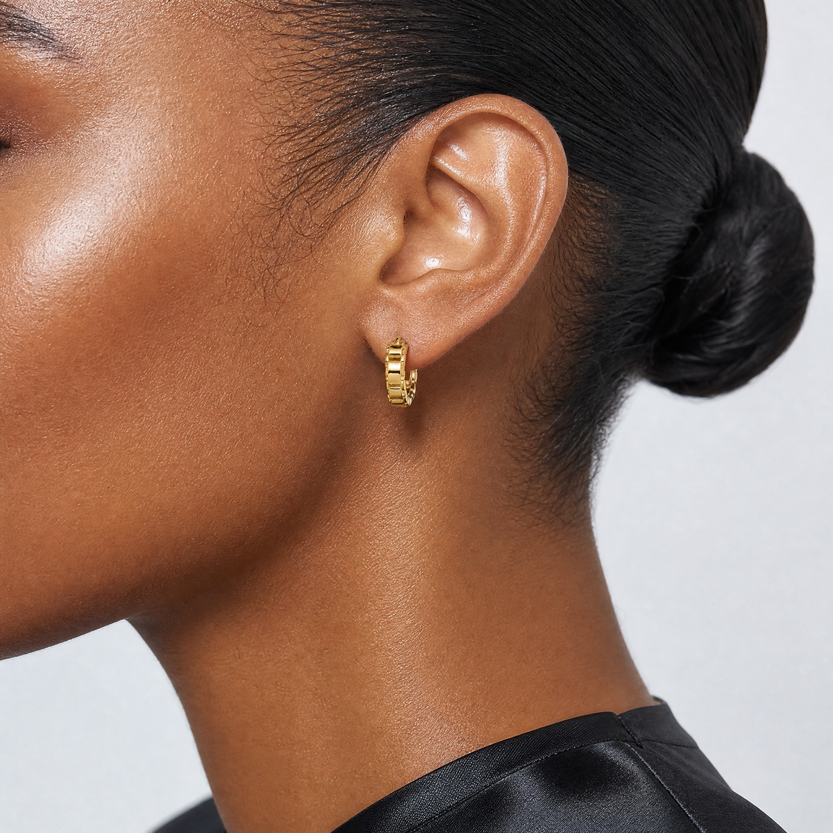 Leslie's 14K Polished Link Pattern Hinged Huggie Hoop Earrings - Model Shot