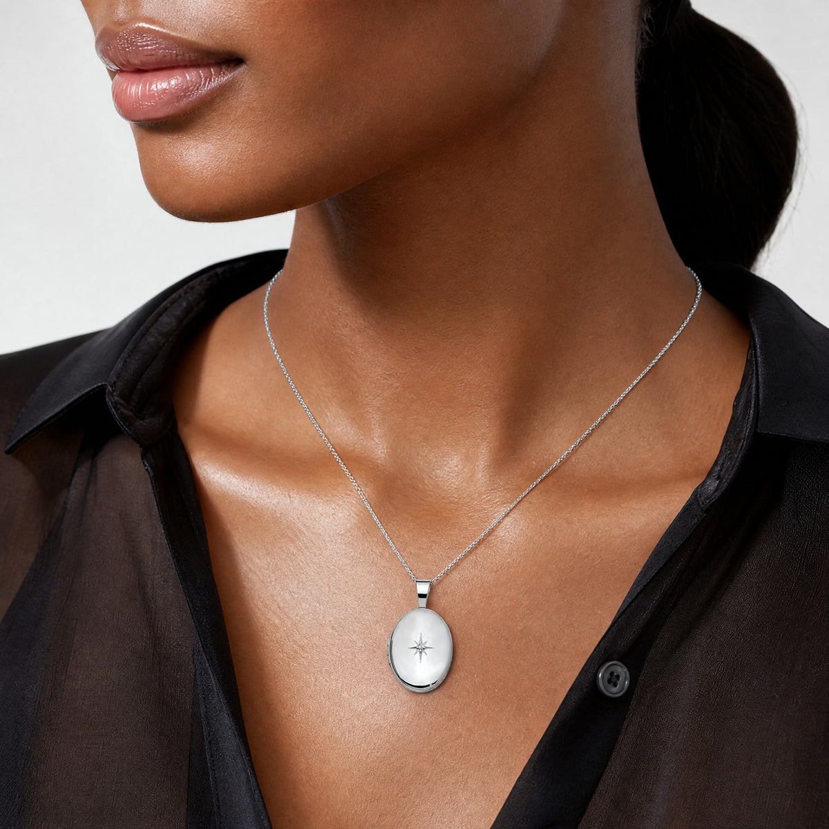 Sterling Silver Rhodium-plated & Diamond Polished 19mm Oval Locket - Model Shot
