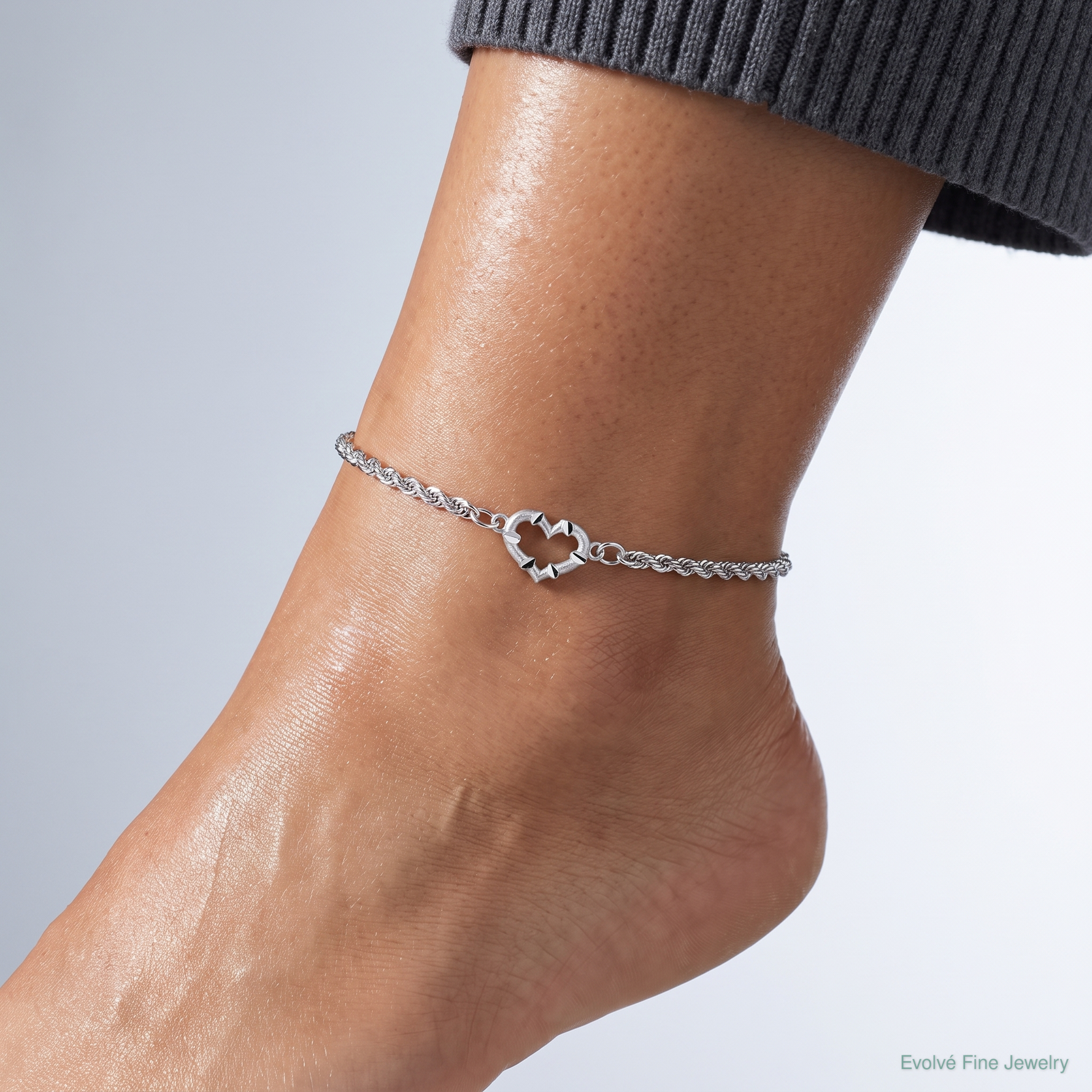 10k White Gold Diamond-cut Hollow Rope with Heart 9in Anklet - Model Shot