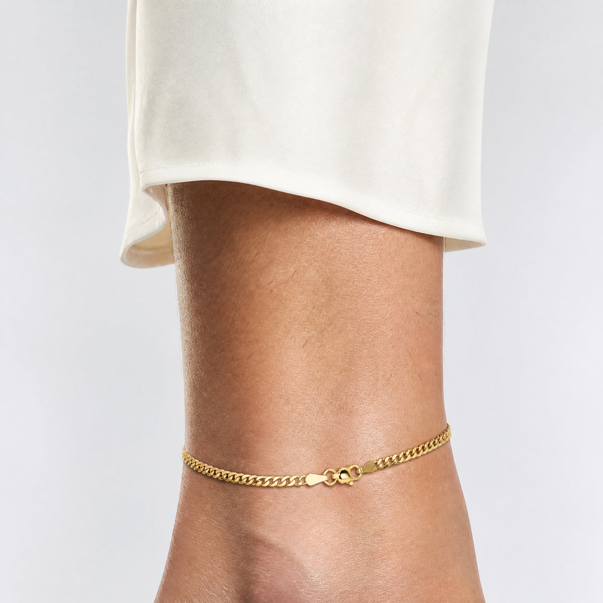 10k 2.2mm Flat Beveled Curb Chain - Model Shot
