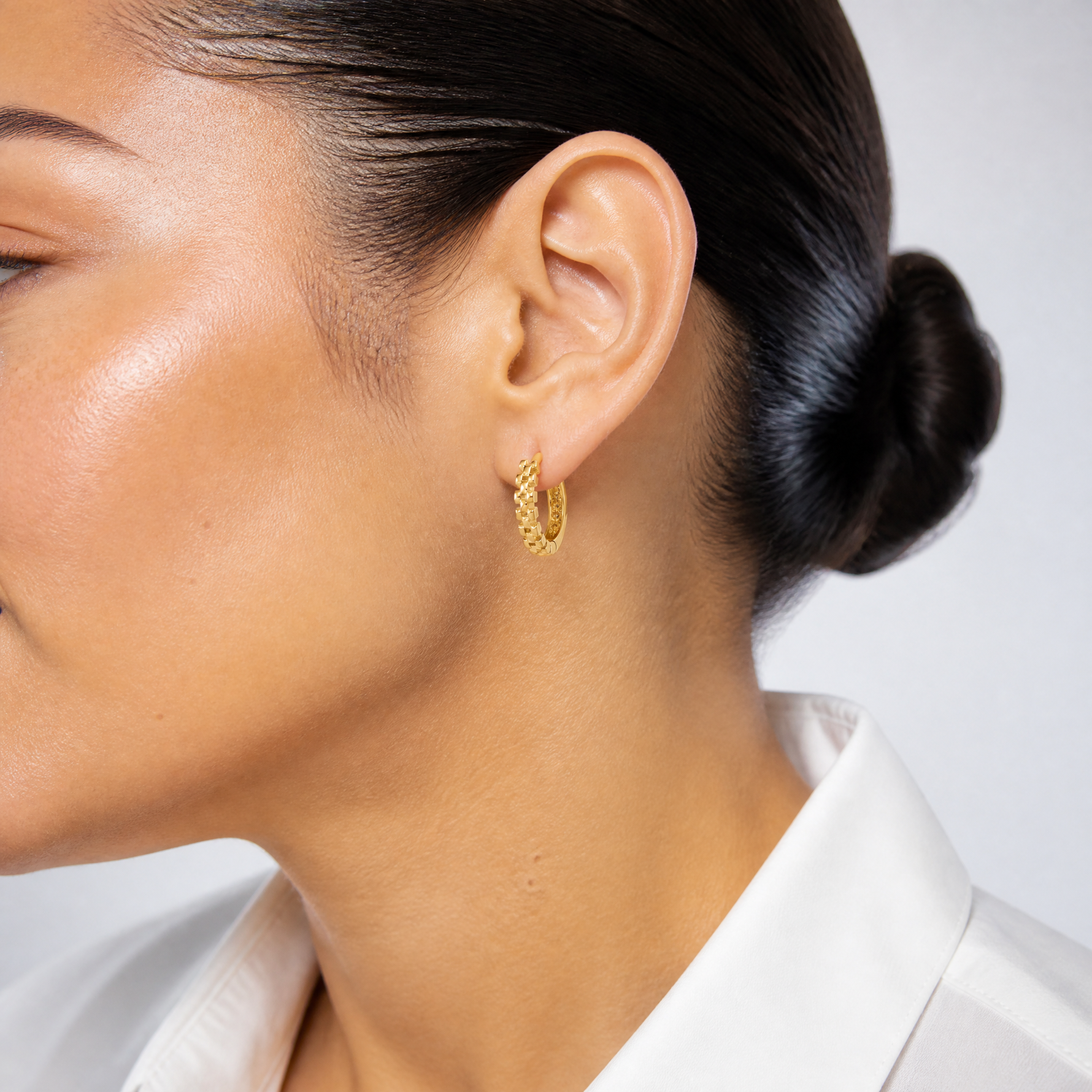 Leslie's 14K Polished Link Pattern Huggie Hoop Earrings - Model Shot