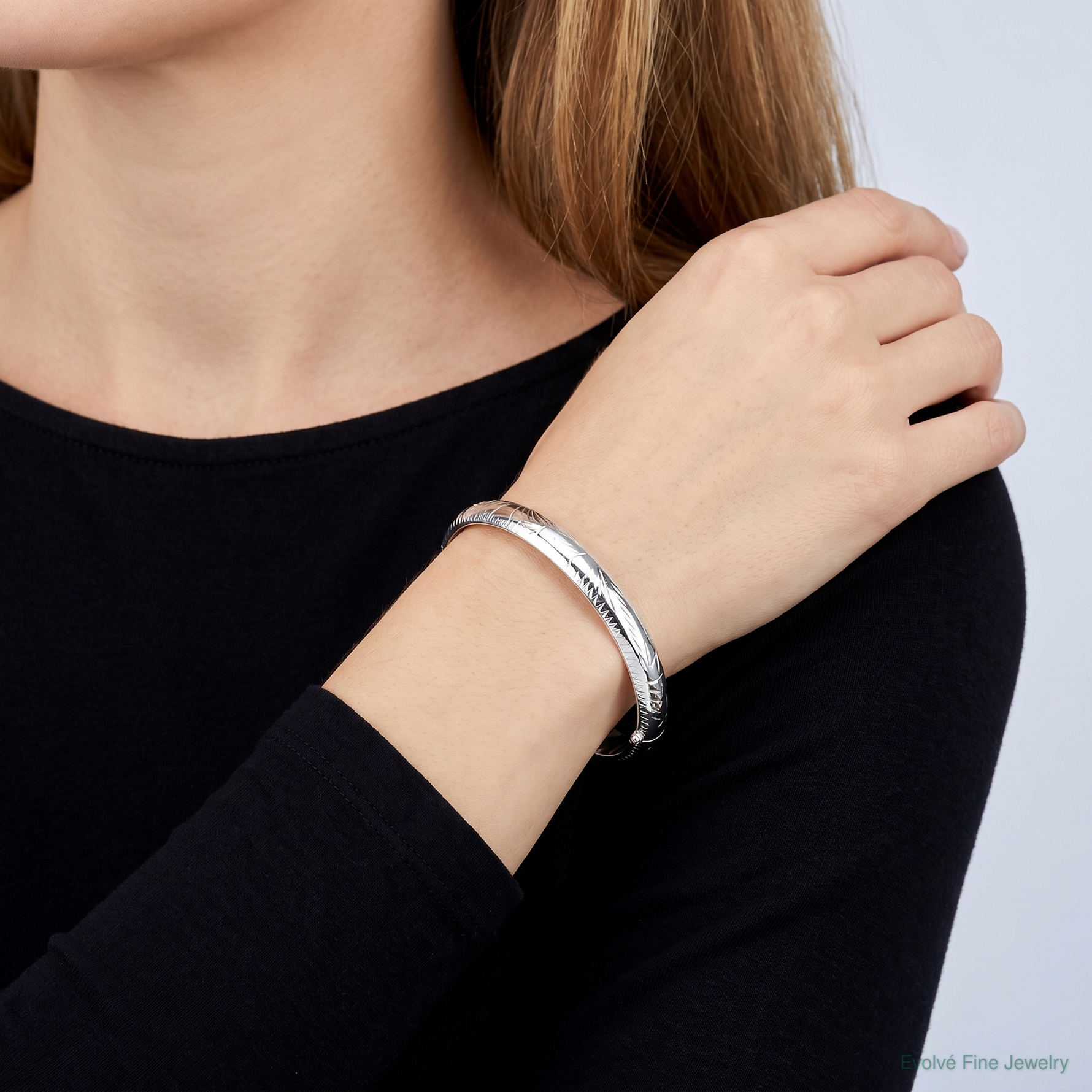 Sterling Silver Rhodium-plated 9.5mm D/C Fancy Hinged Bangle Bracelet - Model Shot